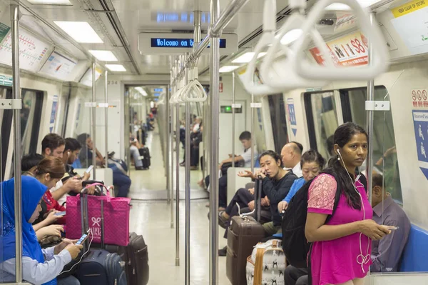 シンガポアMrt人々地下鉄列車 — ストック写真