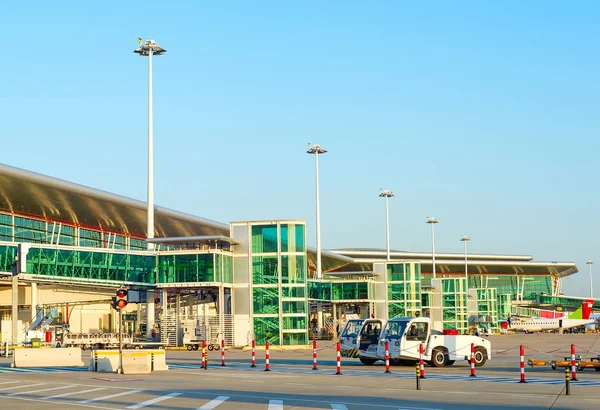 Vliegtuigen terminal auto 's Porto vliegveld — Stockfoto