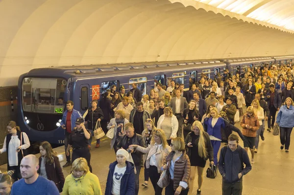 Crowd metro train platform, Russia — Stock Photo, Image