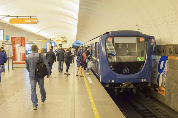 Multitud gente metro tren Petersburgo — Foto de Stock