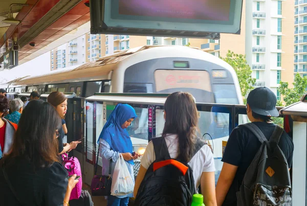 Singapur MRT Metro ludzie pociąg — Zdjęcie stockowe