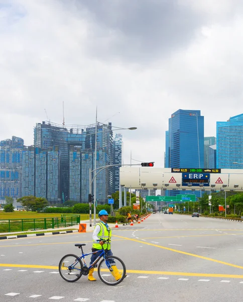 Сингапур, стройплощадка, строитель велосипедов — стоковое фото
