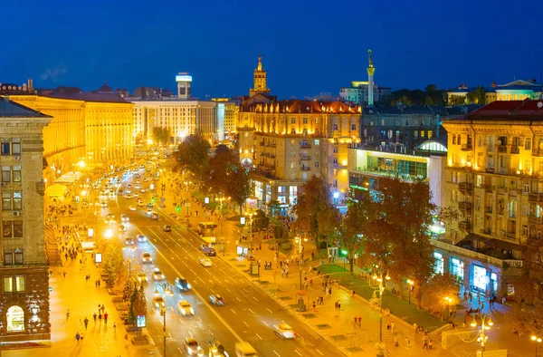 Kiev Khreshatyk straat schemering skyline — Stockfoto