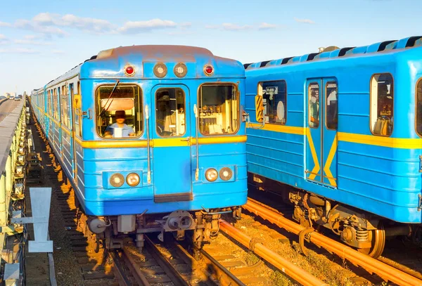 Kiev tunnelbana tåg Ukraina — Stockfoto