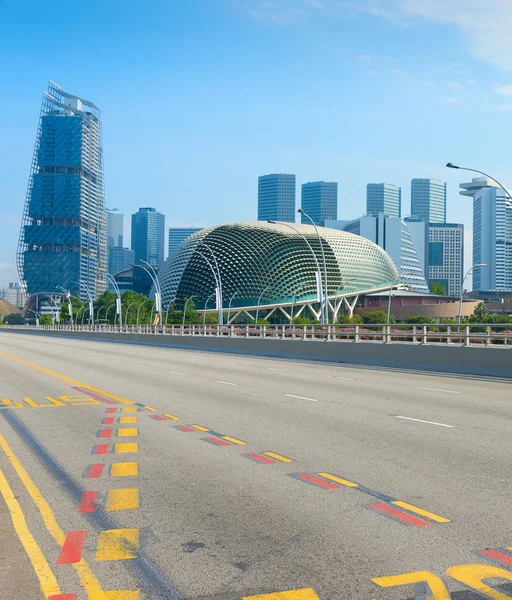 Yol gökdelenler Esplanade Tiyatrolar Singapur — Stok fotoğraf