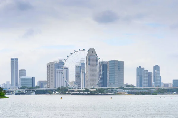 Singapore stadsgezicht rivier ferris wiel — Stockfoto