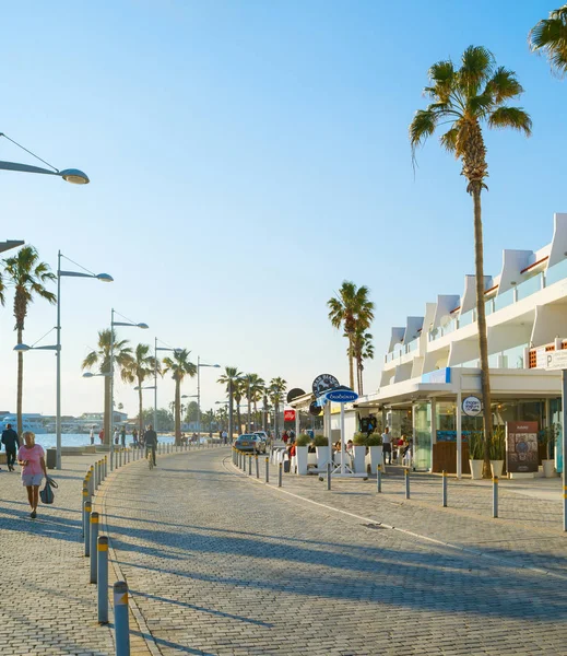 Mensen Paphos Cyprus promenade Embankment — Stockfoto