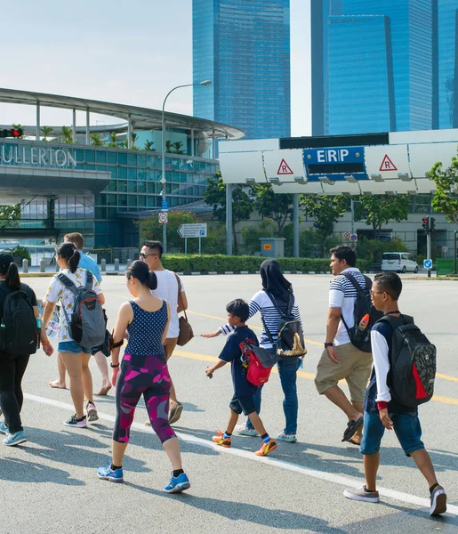 Personnes traversant la route Singapour Centre-ville — Photo