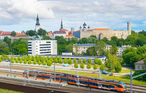 Train Tallin Ligne d'horizon de la vieille ville — Photo