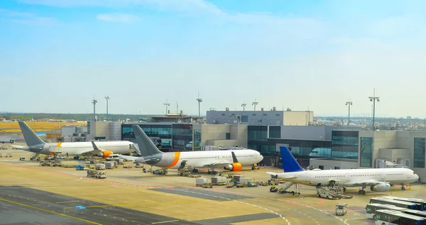 Vliegtuigen, start- en landingsbaan, luchthaven, terminal, Frankfurt — Stockfoto