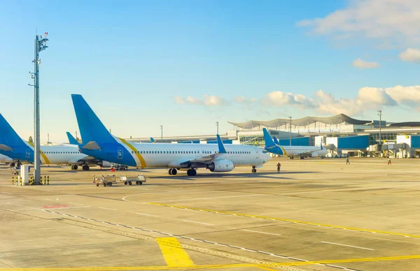 Aeroplani, aeroporto, pista, terminal, Kiev — Foto Stock