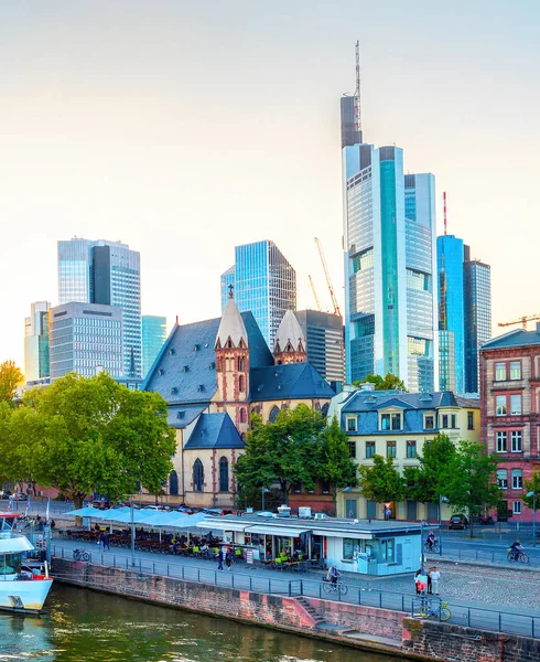 Frankfurt cityscape negócio arranha-céus barco — Fotografia de Stock