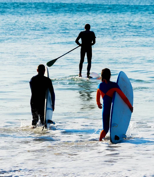 Surfistas de grupo vão surfar SIlhouette . — Fotografia de Stock