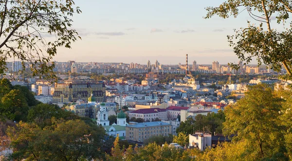 Дерева Панорама Києва облямовують Україну — стокове фото
