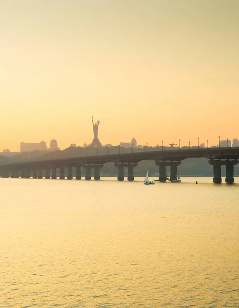 View Mother Motherland Monument Sailing Boat Dnipro River Paton Bridge — Stock Photo, Image