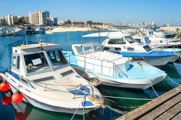 Bateaux Moteur Amarrés Par Jetée Dans Marina Larnaca Citycsape Arrière — Photo