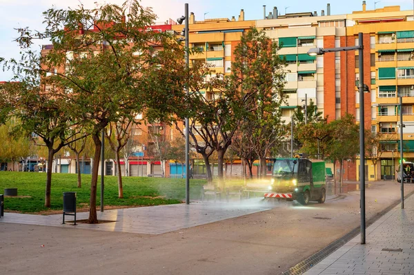西班牙巴塞罗那 由住宅区的小公园旁边的洗衣机清洁街道 带有现代建筑公寓楼 — 图库照片