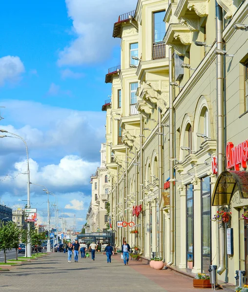 Беларусь Июля 2019 Года Люди Идут Центральной Улице Проспекту Независимости — стоковое фото