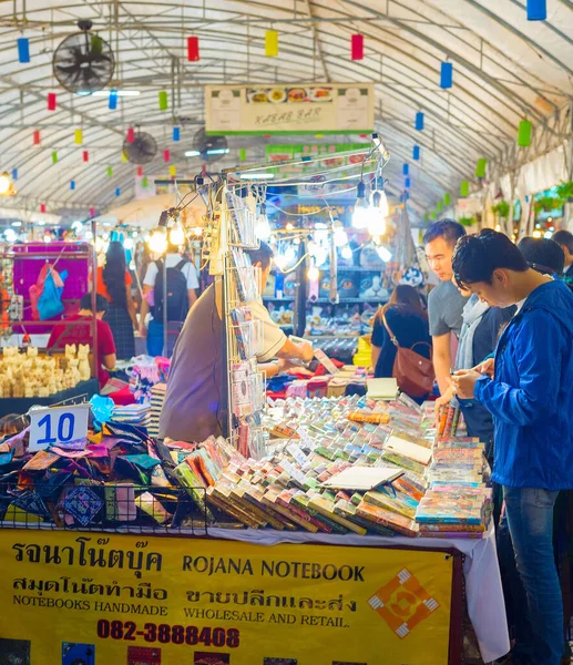 2017年1月11日 アジアの夜のお土産市場のカラフルなイルミネーションスタンドの間を歩く観光客 — ストック写真