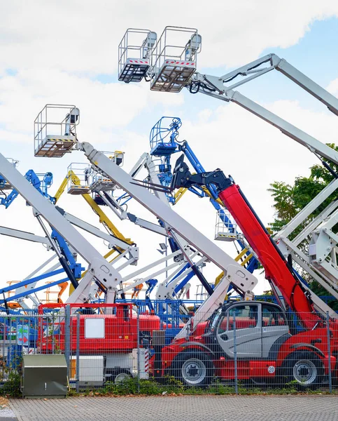 Färgrika Lyftkranar Maskiner Och Arbetsutrustning Industriområdet Frankfurt Tyskland — Stockfoto