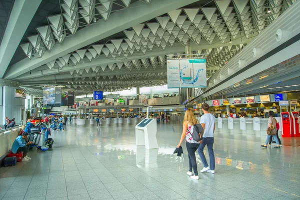 Frankfurt Alemanha Agosto 2018 Pessoas Salão Aeroporto Frankfurt Main Aeroporto — Fotografia de Stock