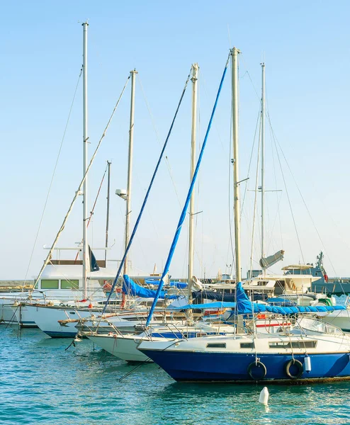 Yachten Und Motorboote Der Marina Von Larnaka Bei Sonnigem Tag — Stockfoto