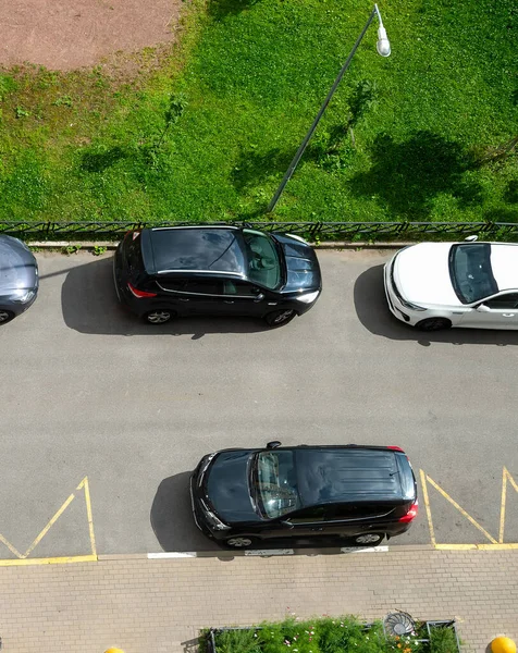 Blick Von Oben Auf Autos Auf Öffentlichen Parkplätzen Wohngebiet Tagsüber — Stockfoto