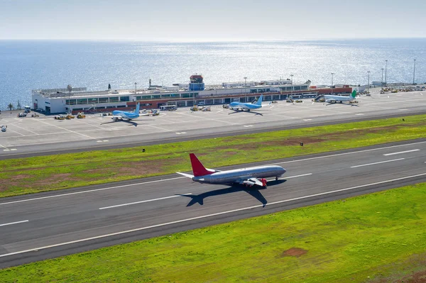 Luftaufnahme Des Internationalen Flughafens Funchal Mit Flugzeugen Nach Terminalgebäude Startendes — Stockfoto