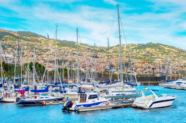 Marina Kikötve Jachtok Motorcsónakok Esti Napsütésben Funchal Cityscape Hegyekben Háttérben — Stock Fotó