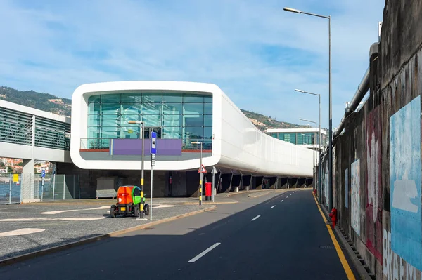 Flughafenterminalgebäude Mit Moderner Architektur Passage Elektromobile Und Asphaltierte Zufahrtsstraße Funchal — Stockfoto