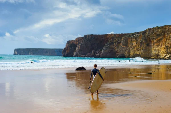 Surfaři Surfaři Pláži Moody Weather Algarve Portugalsko — Stock fotografie