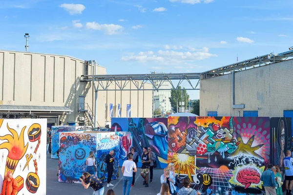 Kiev Ukraine Wrzesień 2019 Tłum Ludzi Ulicznym Festiwalu Sztuki Współczesnej — Zdjęcie stockowe