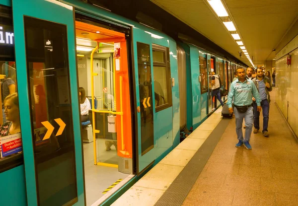 Frankfurt Γερμανία Αυγούστου 2018 Άνθρωποι Στην Πλατφόρμα Του Μετρό Φρανκφούρτη — Φωτογραφία Αρχείου