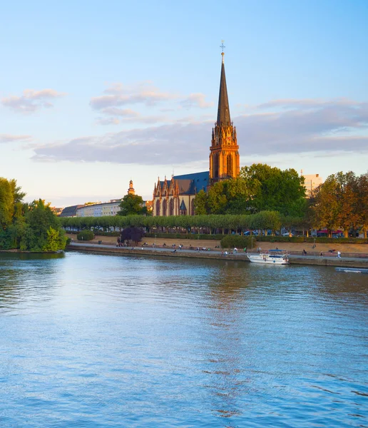 Церква Дрейконігскірче Головна Річка Франкфурт Німеччина — стокове фото