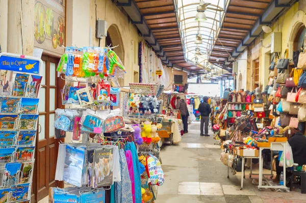 Paphos Cyprus 2019年2月16日 ラルナカ観光のダウンタウンの土産物市場に立つカラフルなギフトマグネット キッチンタオル — ストック写真