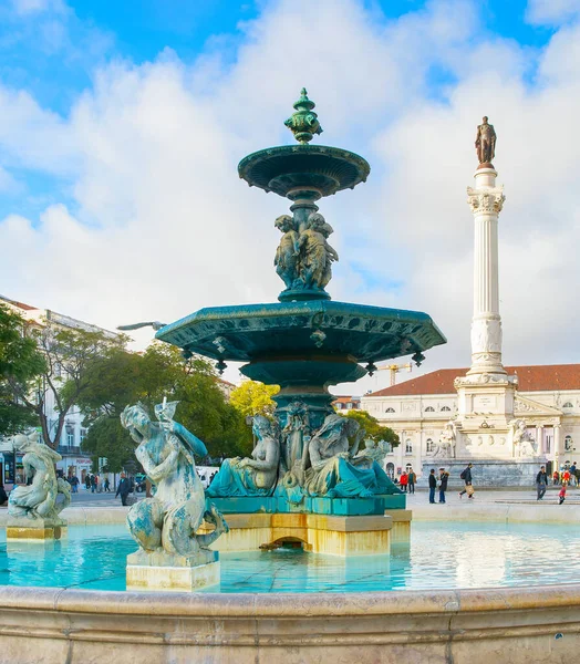 Lisbon ポルトガル 2020年1月28日 背景にペドロ4世の像と柱を持つロシオ噴水の人々 — ストック写真