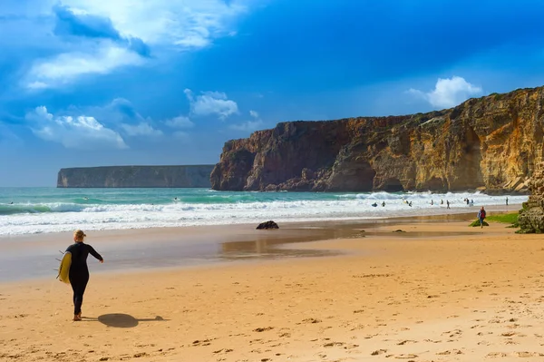 海滩上有冲浪板的女人闷热的天气 葡萄牙阿尔加维 — 图库照片