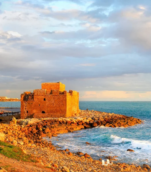 Scenisk Solnedgång Kustlandskap Med Moln Och Paphos Harbour Castle View — Stockfoto