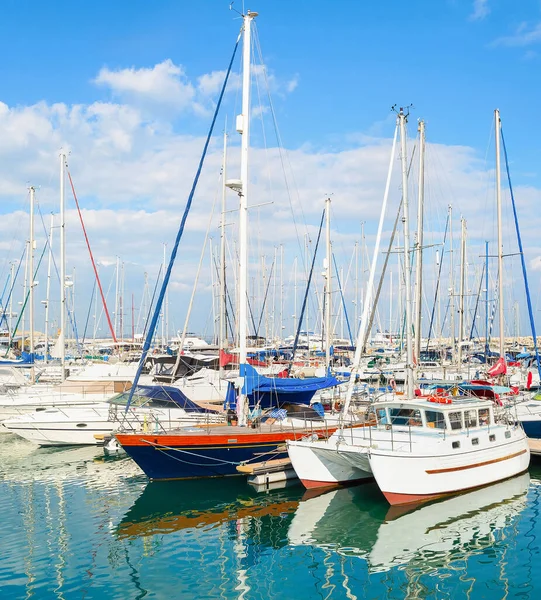 Weiße Yachten Und Motorboote Vor Anker Larnaca Marina Sonnigen Tag — Stockfoto