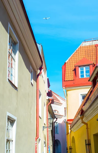 Estonya Nın Tallinn Şehrinin Eski Bir Caddesinde Uçan Uçak — Stok fotoğraf