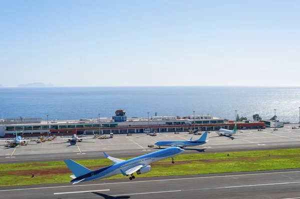 Aviões Descolar Pista Aeroporto Internacional Madeira Tempo Sol Brilhante Vista — Fotografia de Stock