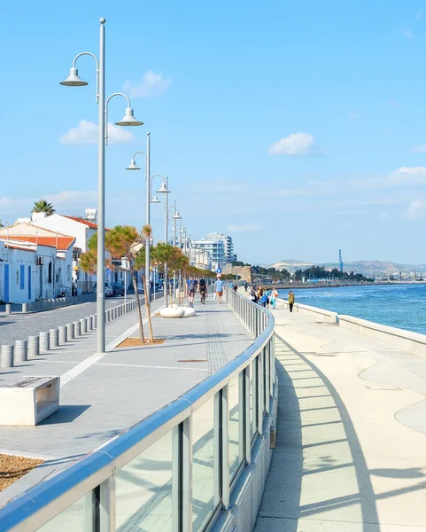 Mensen Wandelen Langs Larnaca Stad Dijk Met Typische Architectuur Gebouwen — Stockfoto