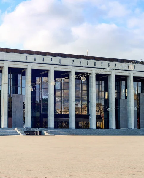 苏联建筑 位于白俄罗斯明斯克 明亮的阳光下的共和国宫旁边的空旷的广场 — 图库照片