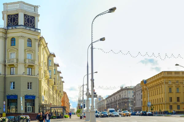 Minsk Belarus Lipiec 2019 Ludzie Przechodzący Przez Centralną Ulicę Aleja — Zdjęcie stockowe