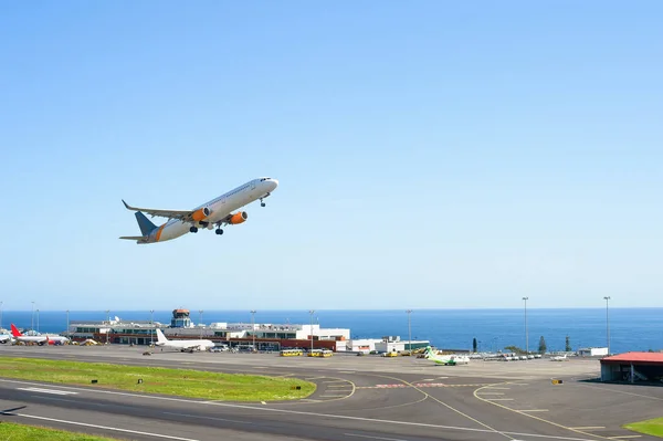 Samolot Startujący Międzynarodowego Lotniska Widokiem Niebo Samoloty Zaparkowane Przy Terminalu — Zdjęcie stockowe