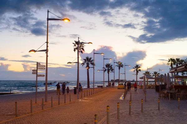 Paphos Chipre Fevereiro 2019 Pessoas Caminhando Dique Lindo Crepúsculo Paphos — Fotografia de Stock