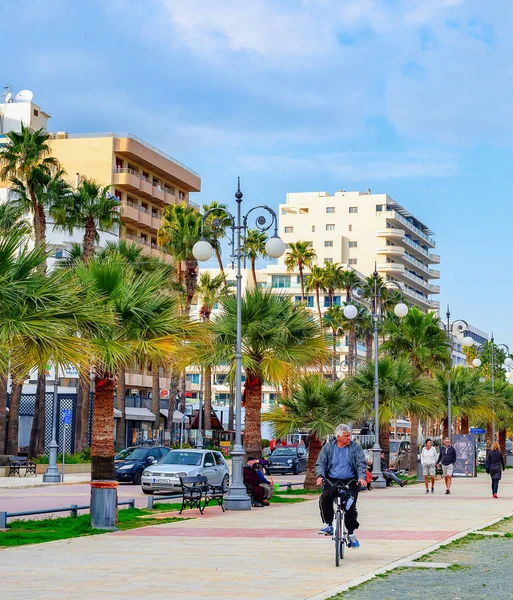 Larnaca Cyprus February 2019 리조트 도시의 관광객들이 산책로를 야자나무 조각품 — 스톡 사진