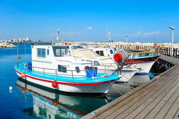 Weiße Motorboote Die Sich Wasser Spiegeln Holzsteg Yachthafen Von Larnaka — Stockfoto