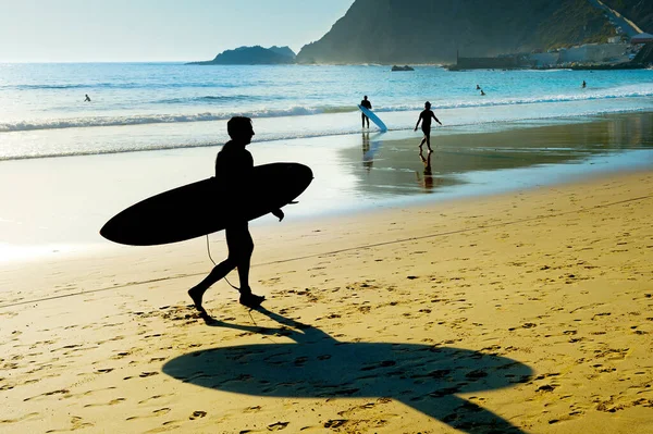 Surfisti Con Tavole Surf Sulla Spiaggia Tempo Turbolento Algarve Portogallo — Foto Stock