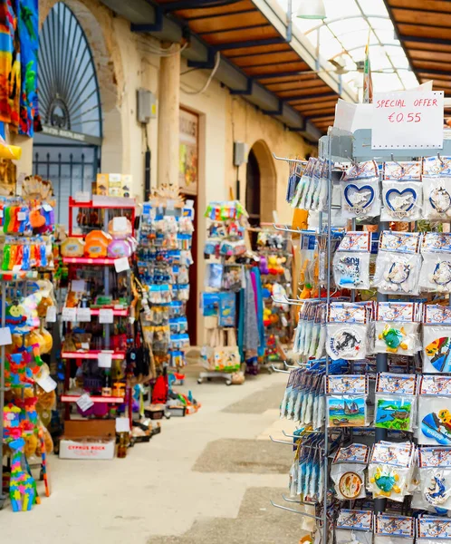 Larnaca Cyprus 2019年2月16日 ラルナカ観光のダウンタウンのお土産市場でカラフルなギフトマグネット キッチンタオル — ストック写真